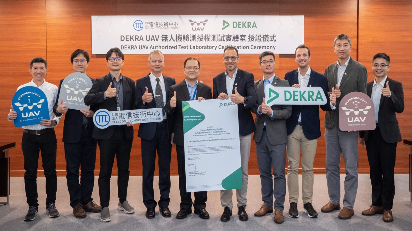 DEKRA德凱集團執行副總裁、數位及產品解決方案總裁Fernando E. Hardasmal(中間右一)頒發DEKRA德凱無人機驗測授權測試實驗室證書予財團法人電信技術中心執行長林輝堂(中間左一);DEKRA德凱計畫技術專家國際團隊(右起1~5)、財團法人電信技術中心計畫團隊(左起1~5)