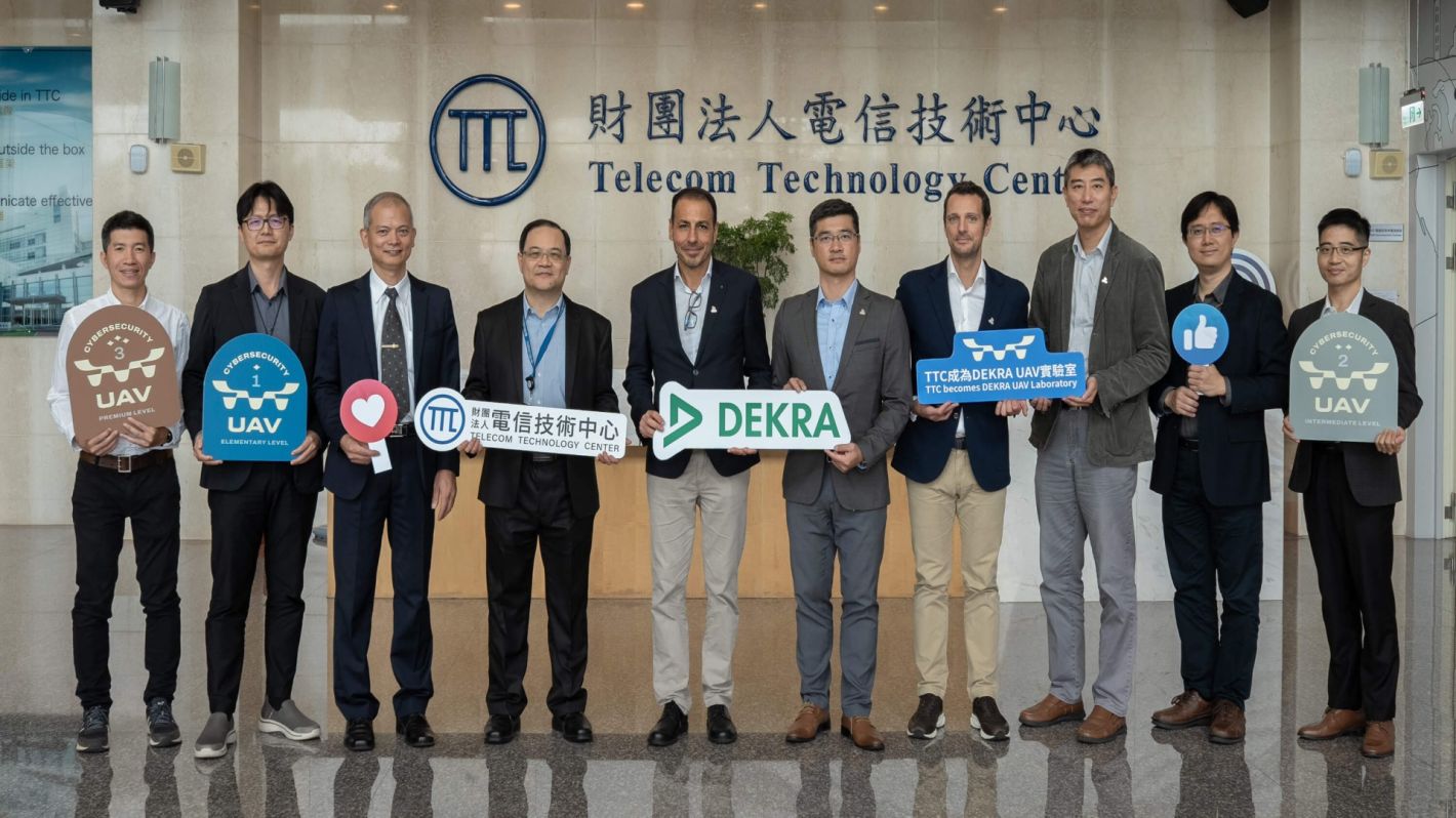 DEKRA德凱與財團法人電信技術中心雙方合作計畫於電信技術中心總部1樓大廳,合影留念。