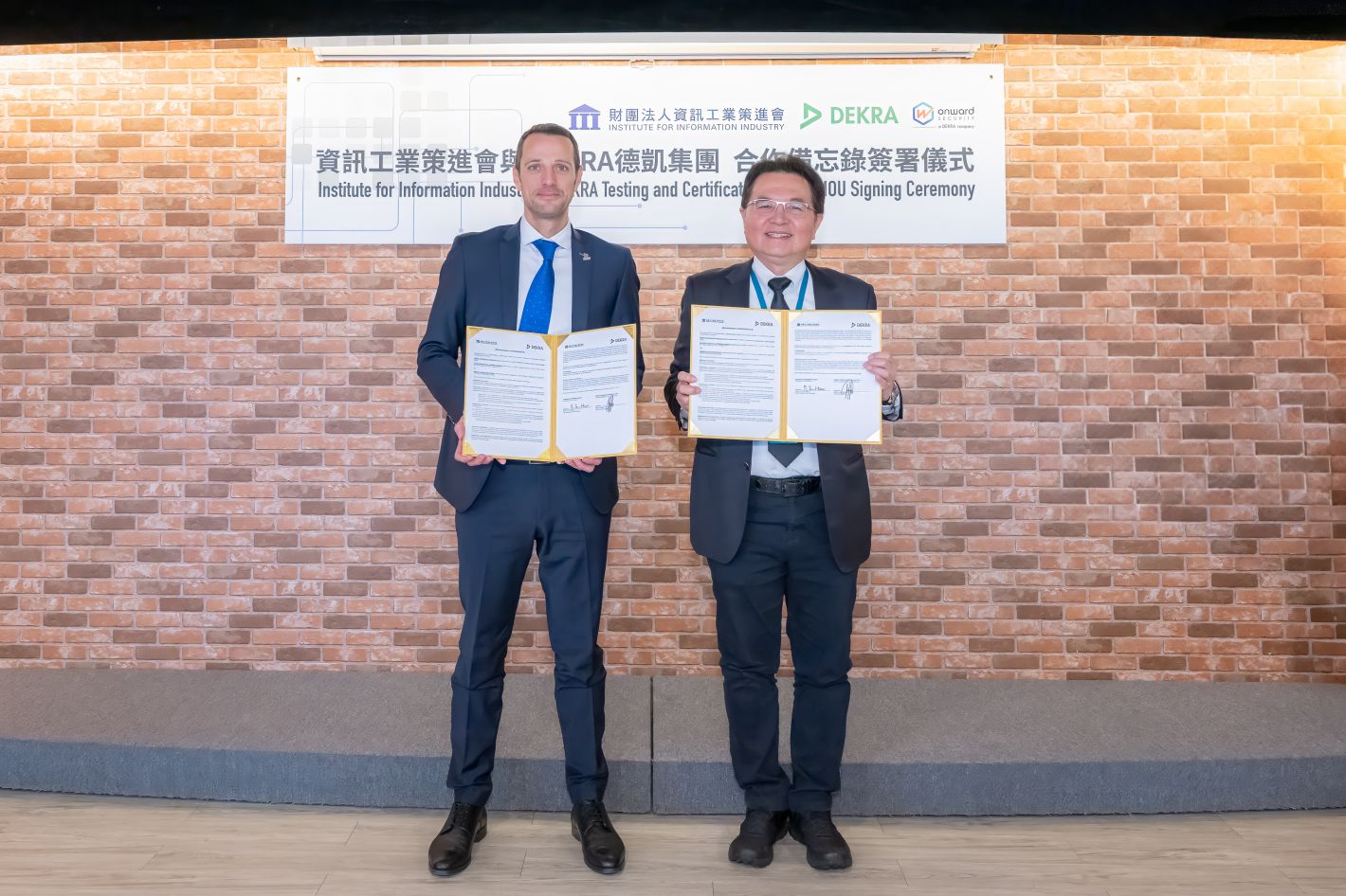 資策會副執行長蕭博仁(右)與DEKRA德凱網路安全全球總監Rubén Lirio (左)代表雙方於今(20)日簽署戰略合作備忘錄