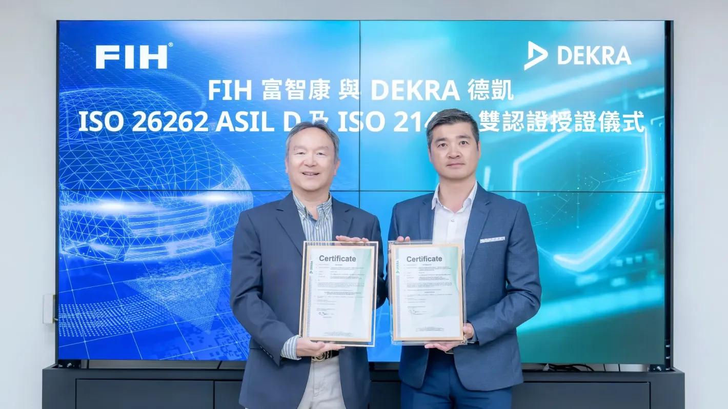 Aaron Lee, Managing Director of DEKRA Taiwan (right), presented the ISO 26262 and the ISO/SAE 21434 Certifications to Dr. Wen-Yi Kuo, Vice President of FIH.